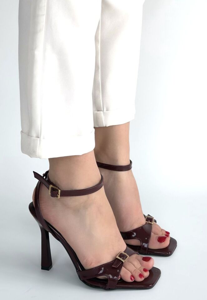 Mirge Bordo Rugan Topuklu Bilekten Kemerli Ayakkabı